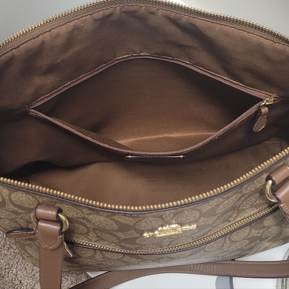 Coach City Tote Bag - Signature Canvas - Picture 4 of 7